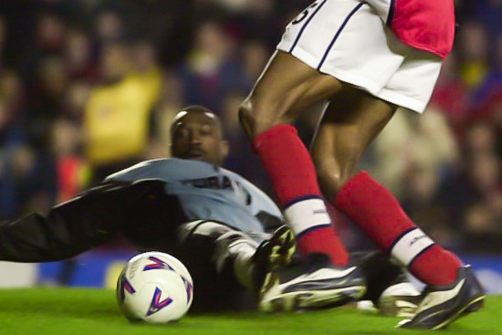 Dong tac gia khien bong troi nhe qua tam voi thu mon hinh anh