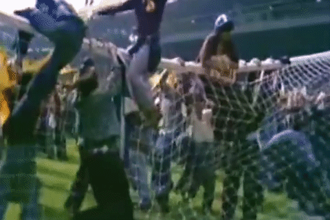 Bien nguoi tran xuong san, xo do cau mon mung chuc vo dich hinh anh