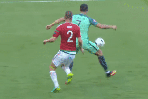 So sanh cu danh got dinh cao cua Ronaldo va huyen thoai Arsenal hinh anh