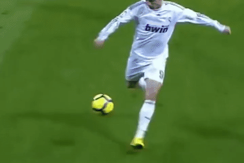 Ronaldo va cu volley trai pha trong ngay danh vo mui doi thu hinh anh