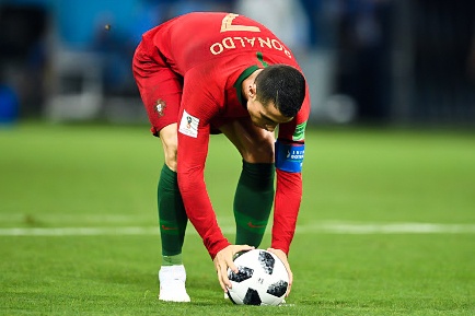 Ronaldo va cu da 11 m uy luc khien doi thu gap chan thuong hinh anh