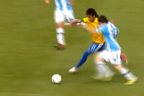 Messi hat vang Neymar, cuoi tru khi bi pham loi hinh anh