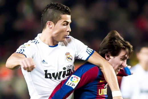 Nhung lan Ronaldo phai lui ve phong thu truoc Messi hinh anh