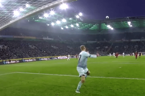 Cu lop bong hoan hao tu khoang cach 35 m khien thu mon bat luc hinh anh