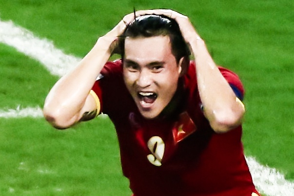 Cong Vinh va cu da phat doi cot thieu may man o Nhat Ban hinh anh