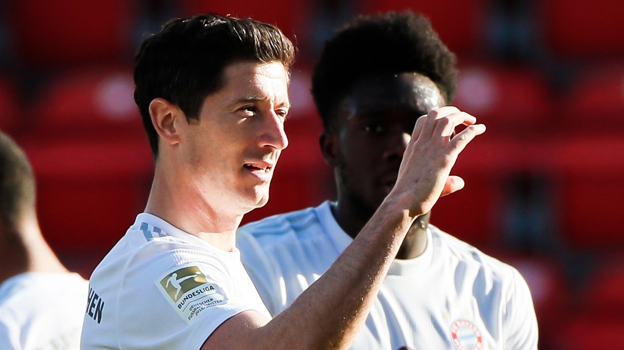 Cu da phat den nhay chan sao giup Lewandowski ghi ban tro lai hinh anh