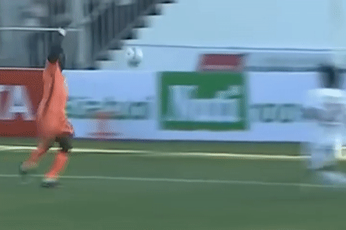 James Horace va pha vao bong khien hau ve HAGL nhap vien hinh anh