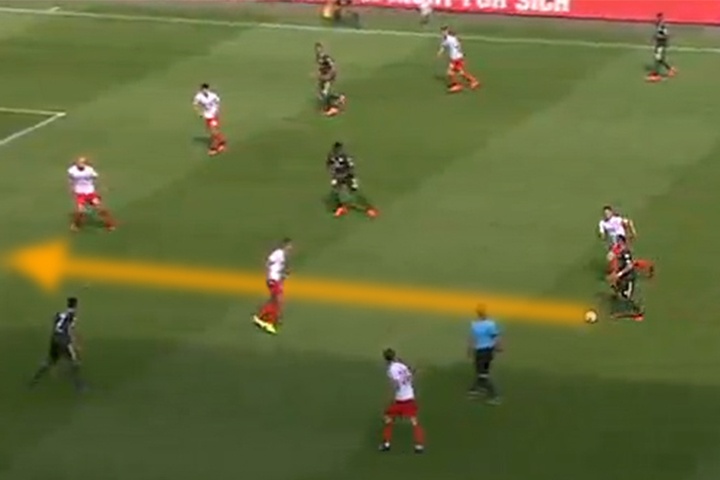 Malong re bong thang mot mach qua 4 cau thu truoc khi ghi ban hinh anh