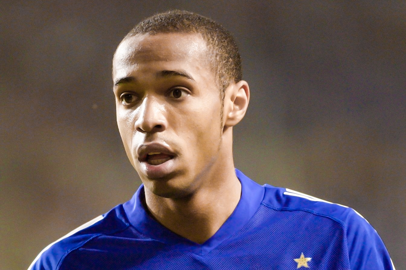 Tien dao Ba Lan va cu da nang tam chieu trick-shot cua Henry hinh anh