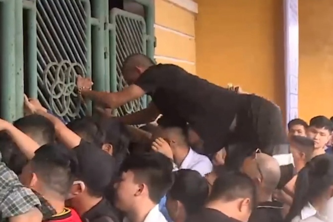 CDV tranh gianh ve xem tran Nam Dinh - HAGL hinh anh