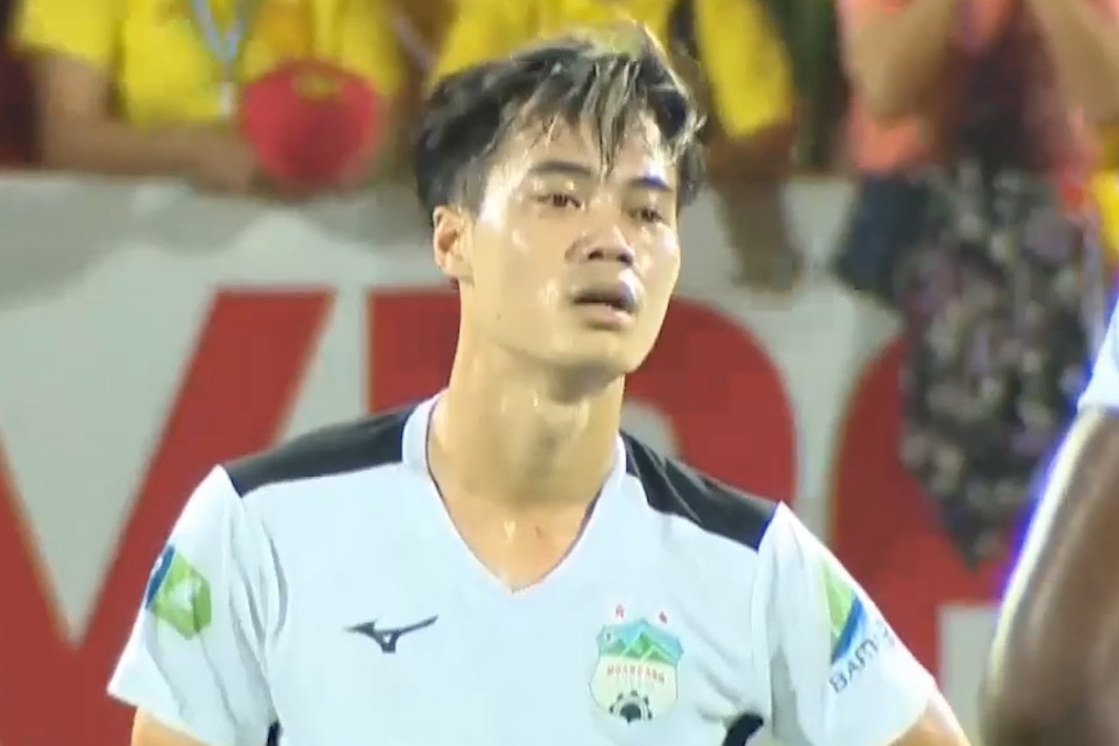 Van Toan lop bong doi cot khung thanh CLB Nam Dinh hinh anh