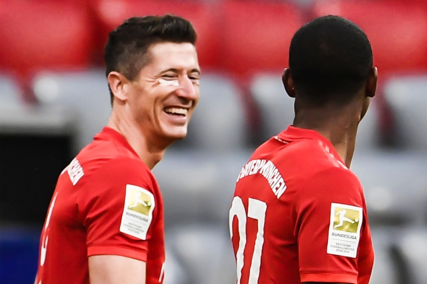 Hau ve lap cu dup truoc khi phan luoi trong tran gap Bayern hinh anh