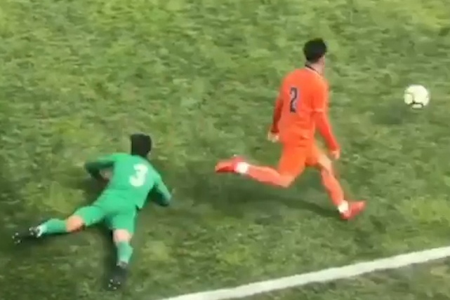 Cau thu tranh 3 cu tac lien tiep voi pha nuoc rut doc bien hinh anh