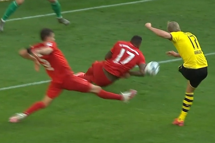 Bayern khong bi thoi phat sau khi bong cham tay Boateng hinh anh