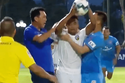 HLV Pho Hien di cui cho vao mat cau thu An Giang hinh anh