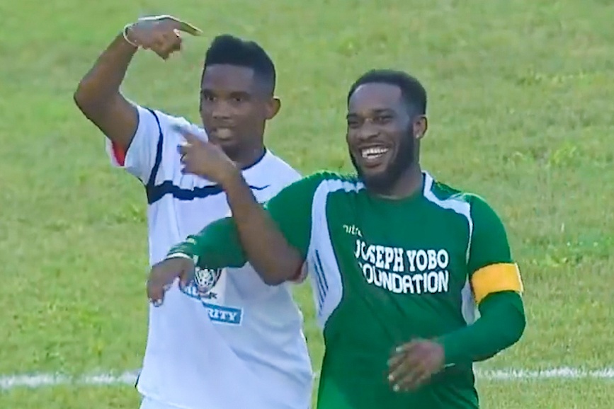 Huyen thoai Okocha choi qua hay khien Eto'o doi thay nguoi hinh anh