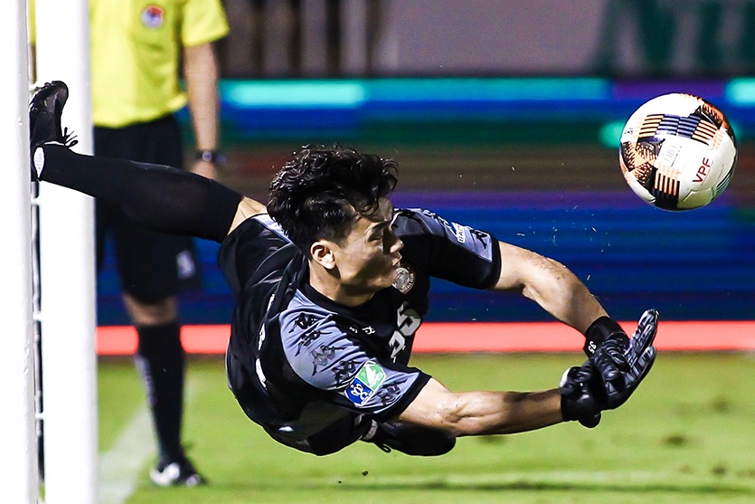 Bui Tien Dung can pha cu da can thanh cua doi thu hinh anh