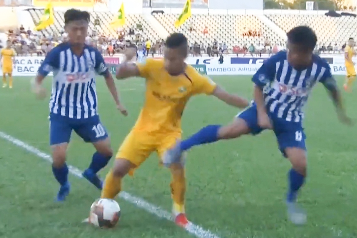 Pha va cham khien tien ve SLNA chan thuong dau goi hinh anh