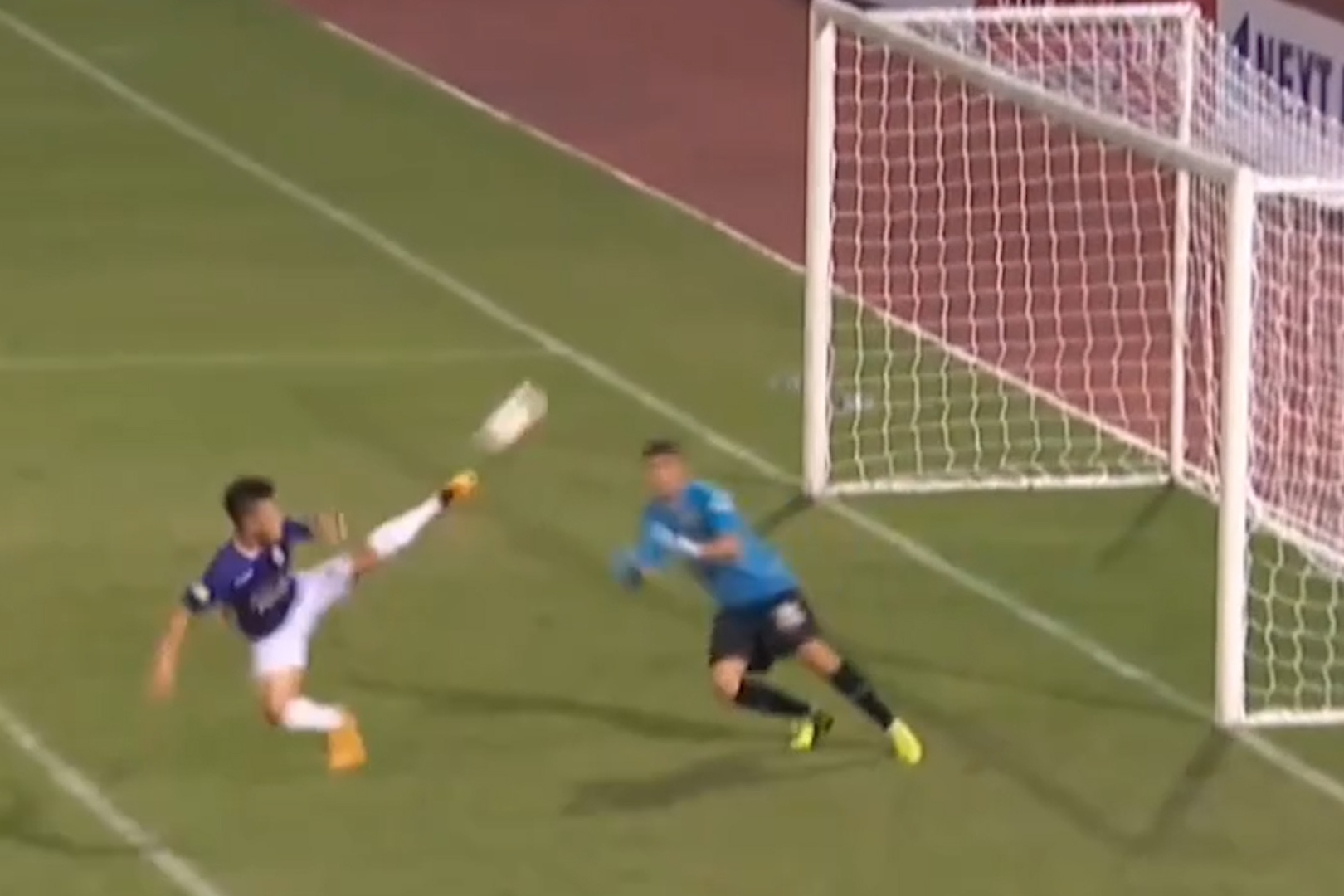 Quang Hai bay nguoi, dap bong vot xa doi Dong Thap hinh anh