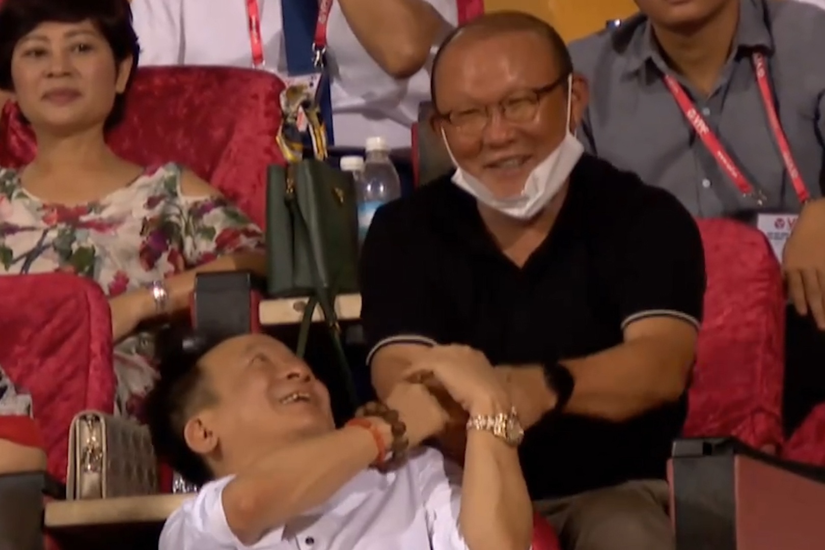 HLV Park bat tay bau Hien sau ban thang cua Thanh Chung hinh anh