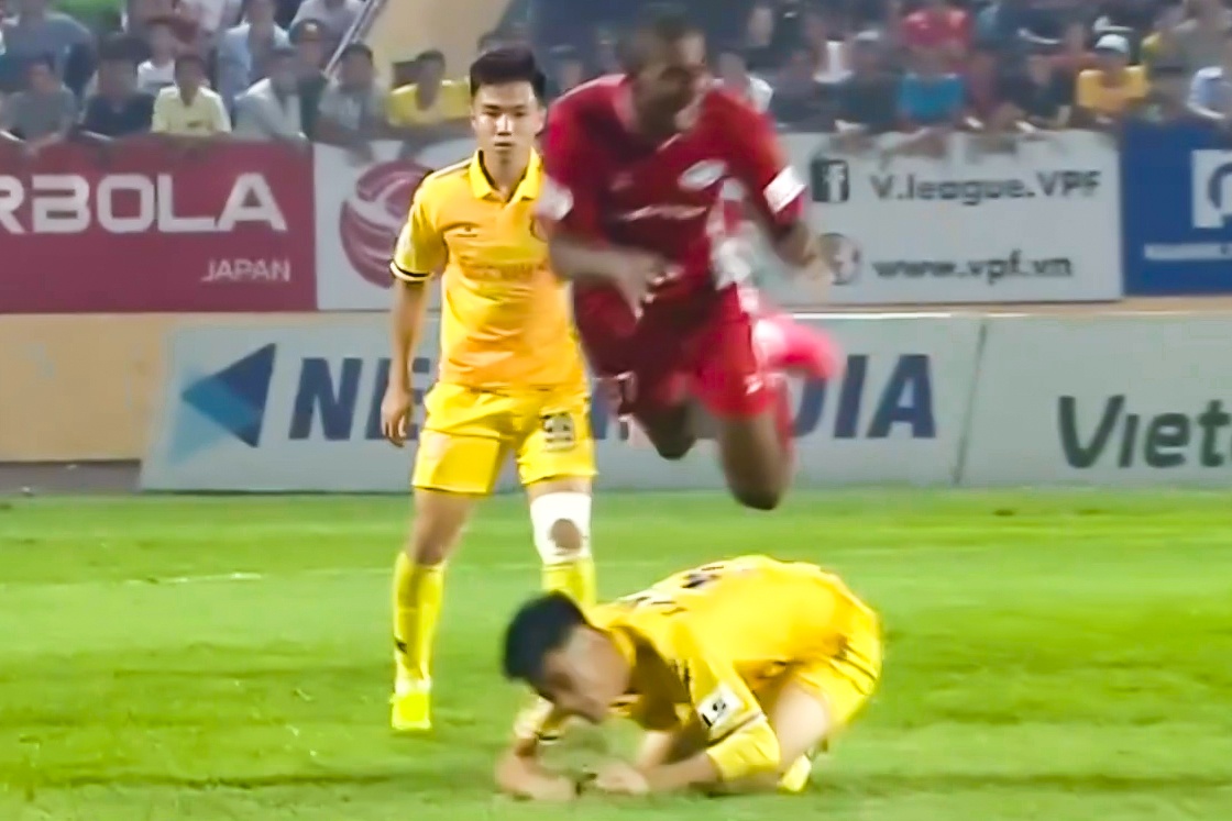 Cu vao bong khien hau ve CLB Nam Dinh bi duoi sau 2 phut hinh anh