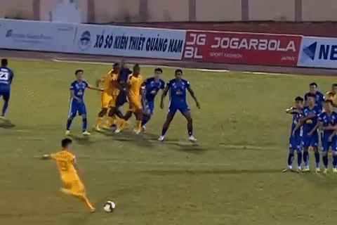 Cu da phat khien bong lac lu dep nhat tran CLB Quang Nam - Thanh Hoa hinh anh