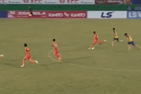 Ban thang tu giua san o giai hang Nhat Viet Nam hinh anh