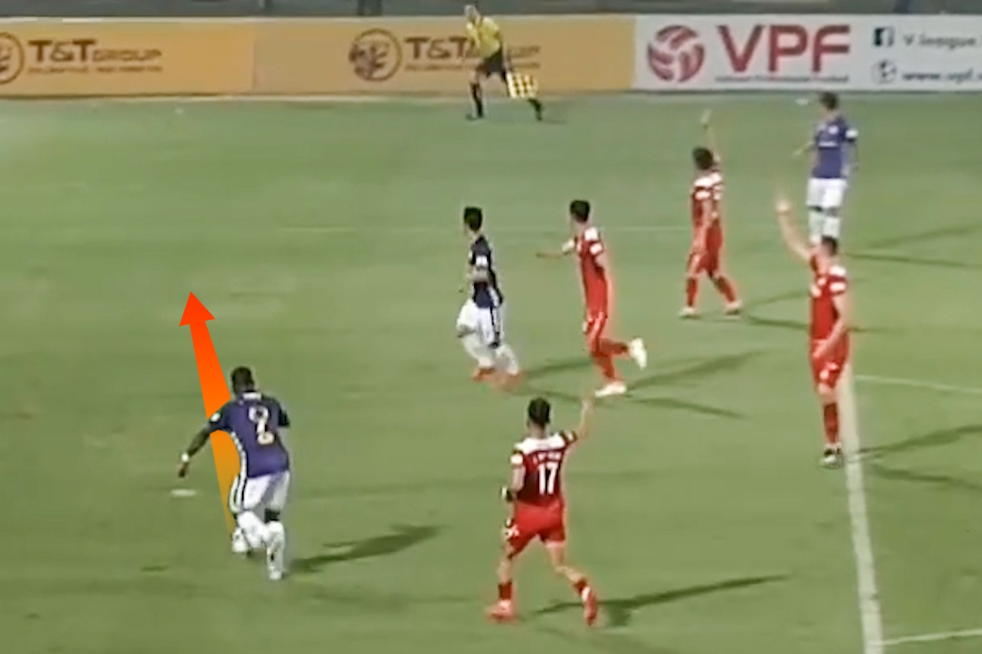 Hung Dung giat minh khi Rimario nhuong co hoi ghi ban hinh anh