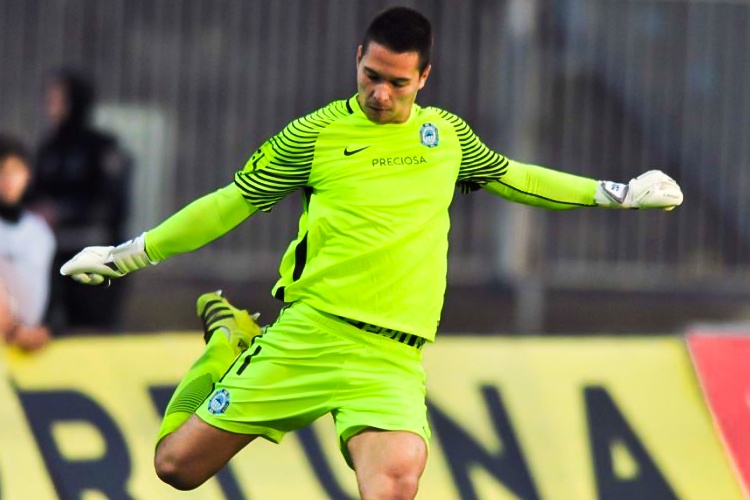 Filip Nguyen phat bong diem roi khien doi thu phan luoi hinh anh