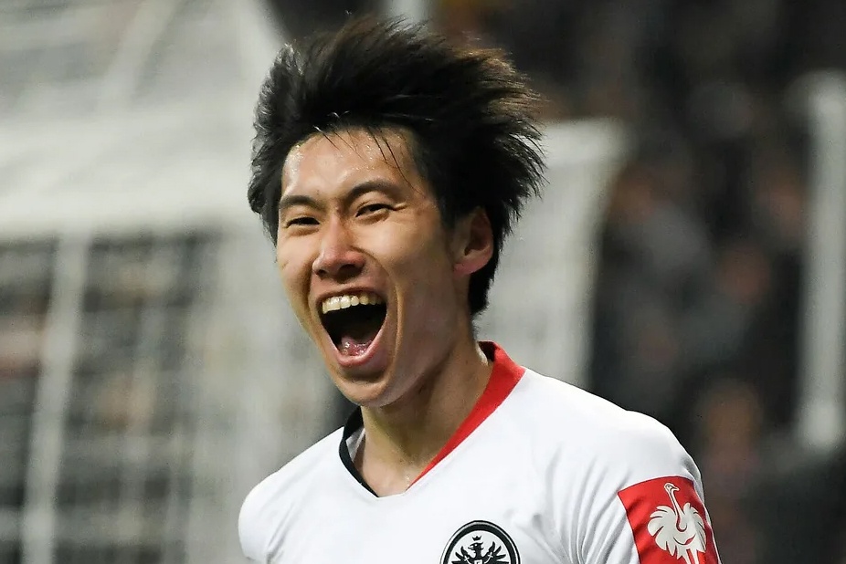 Highlights Bayern - Frankfurt: Tai nang Nhat Ban gay an tuong hinh anh