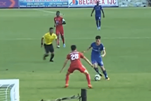 Tien Linh 'xau kim' doi thu truoc khi ghi ban hinh anh