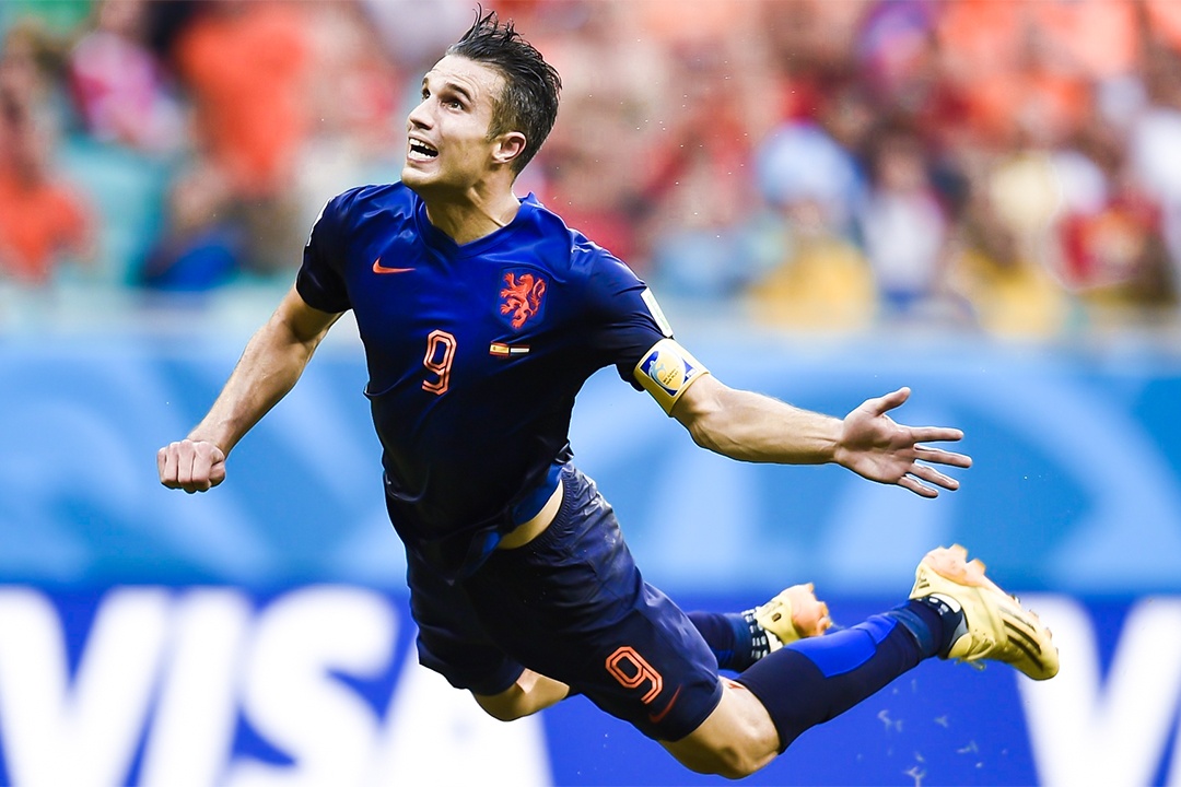 Tron 6 nam xuat hien sieu pham 'Nguoi Ha Lan bay' cua Van Persie hinh anh