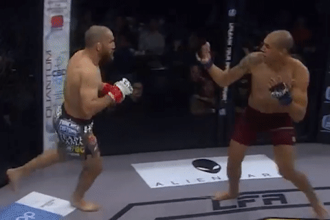 Vay tay khieu khich doi thu, vo si bi dam bat tinh hinh anh