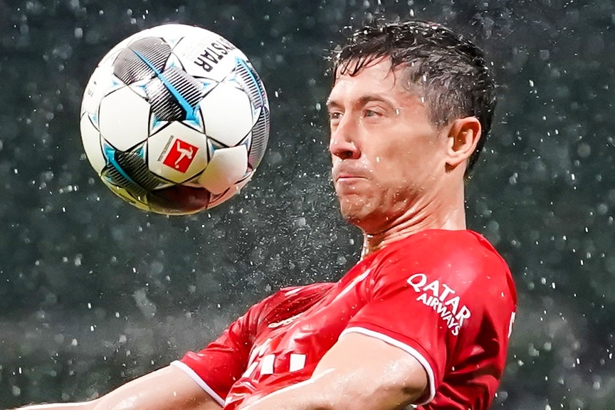 Lewandowski do nguc gon gang, dut diem giup Bayern vo dich hinh anh