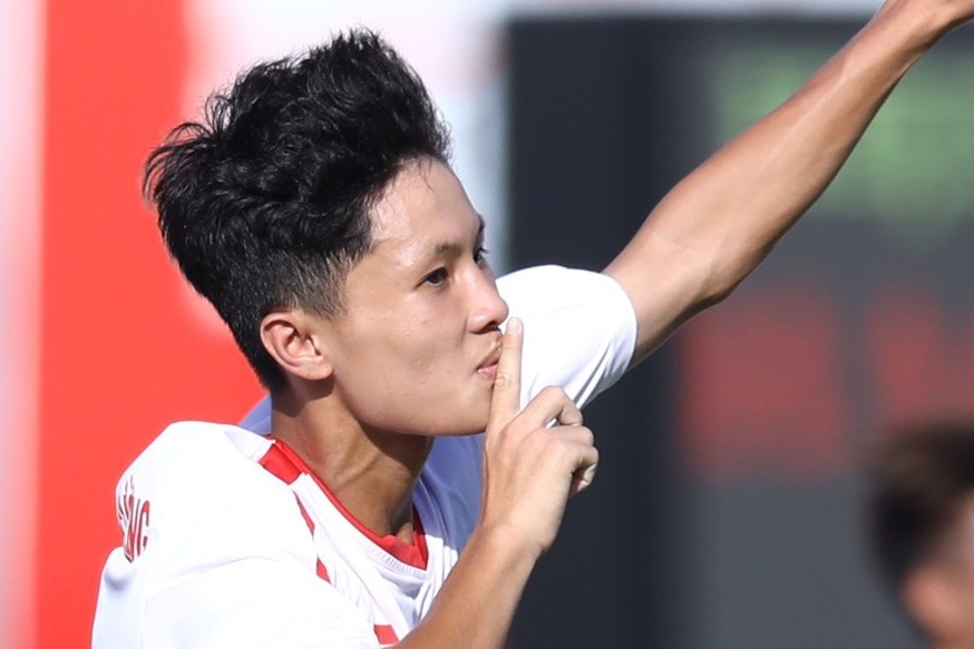 Quoc Cuong ghi ban cho U19 HAGL truoc SLNA hinh anh