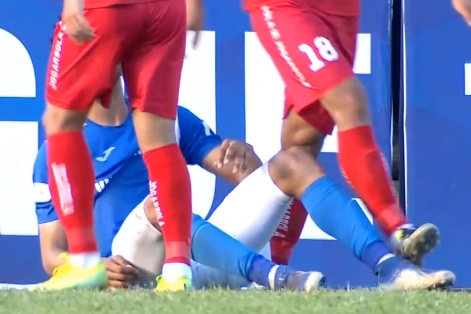 Ngoai binh tra dua tieu xao dam chan cua cau thu CLB Hai Phong hinh anh