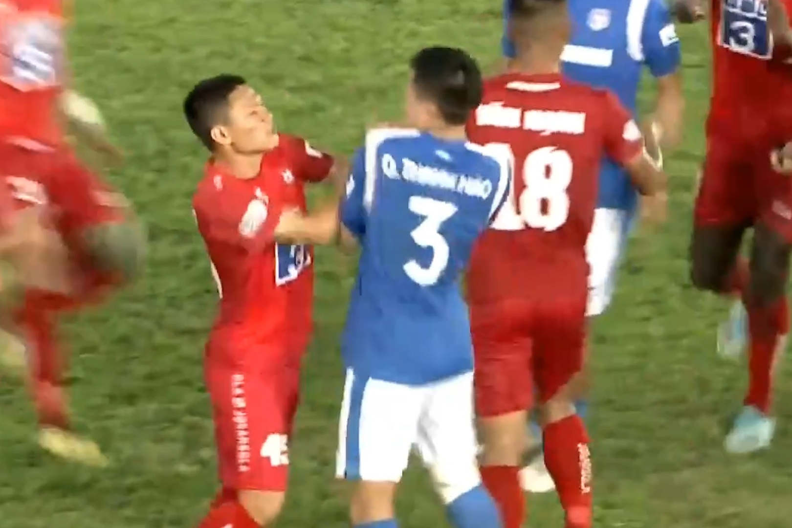 Pha va cham dan den xo xat giua CLB Hai Phong va Quang Ninh hinh anh