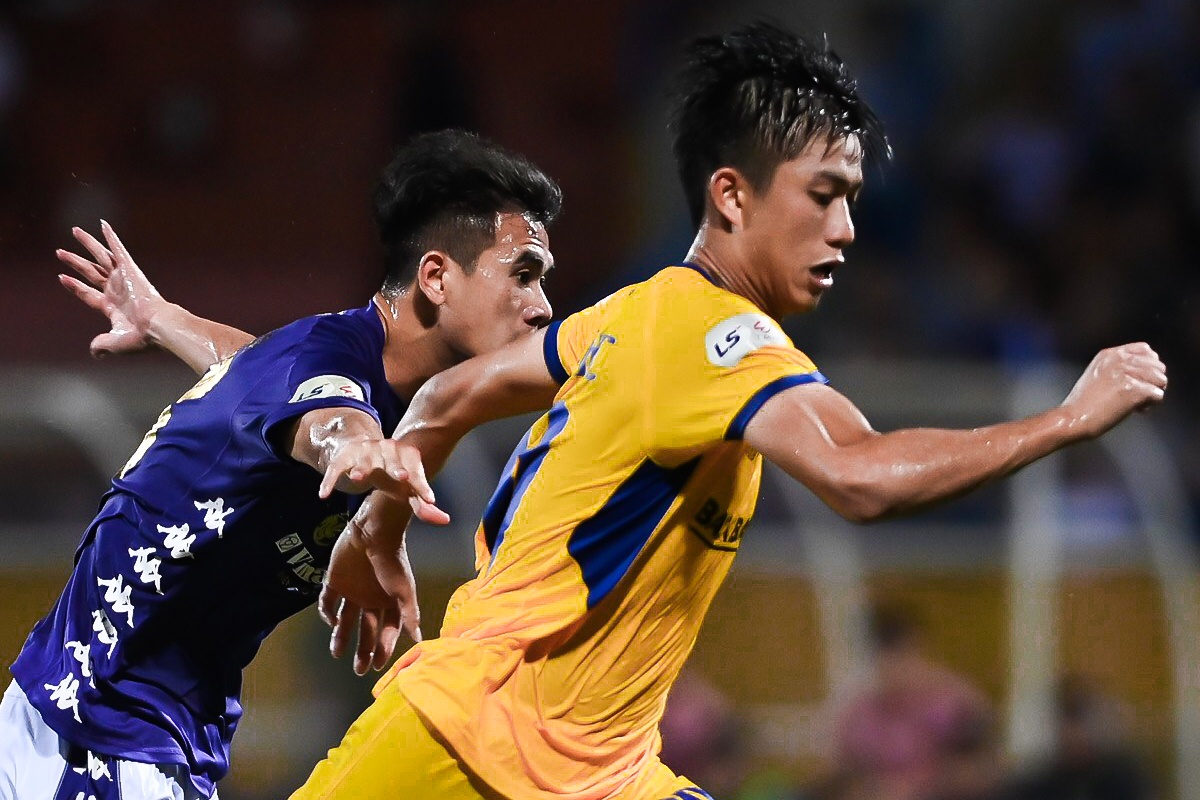 Cu cham dua bong qua dau doi thu cua Phan Van Duc hinh anh