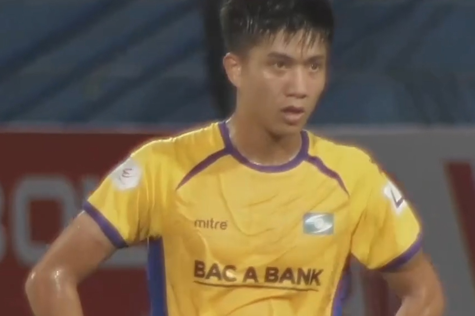 Y dinh ghi ban tu giua san cua Phan Van Duc hinh anh