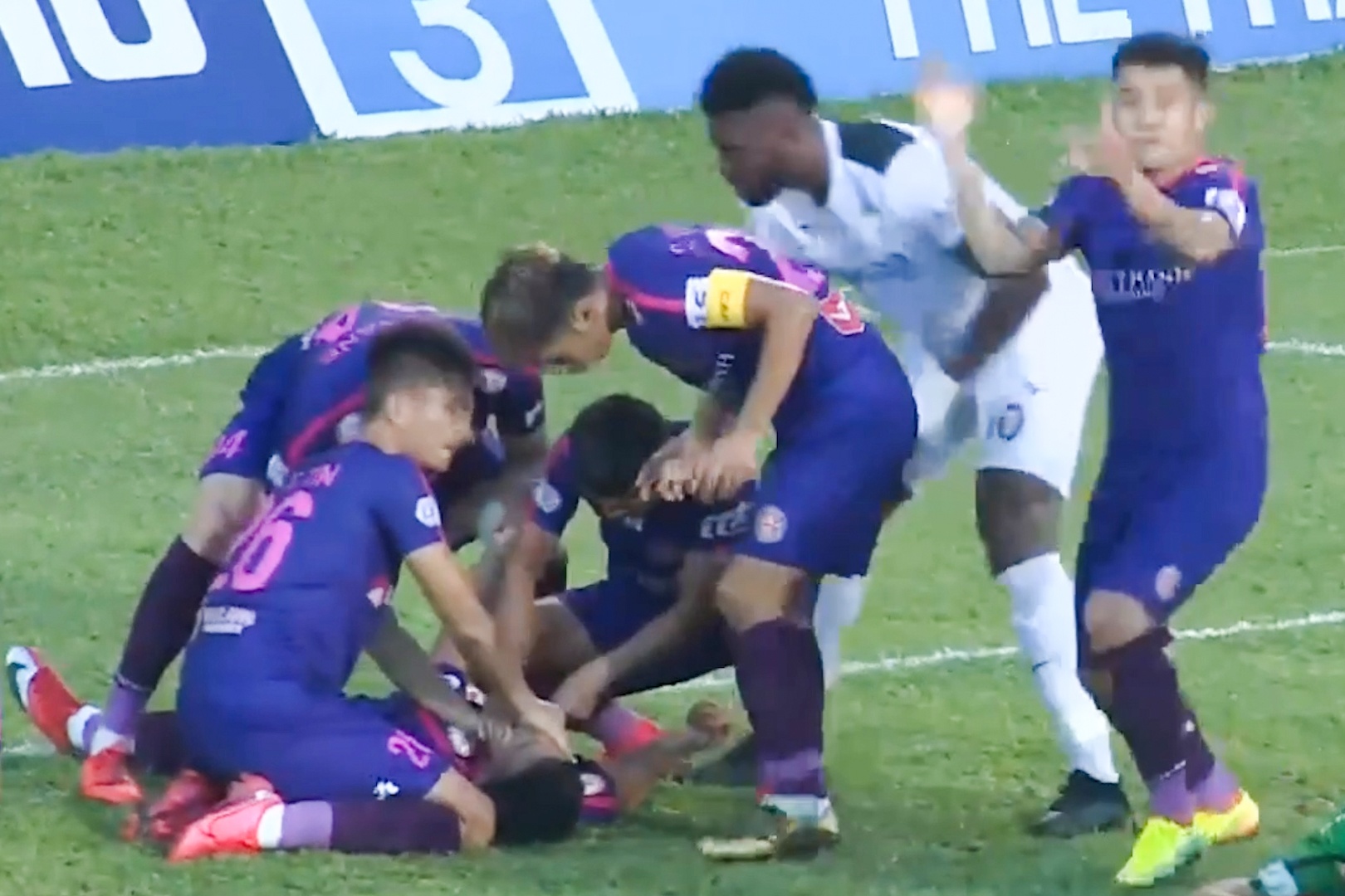 Pha va cham khien cau thu CLB Sai Gon phai so cuu ngay tren san hinh anh