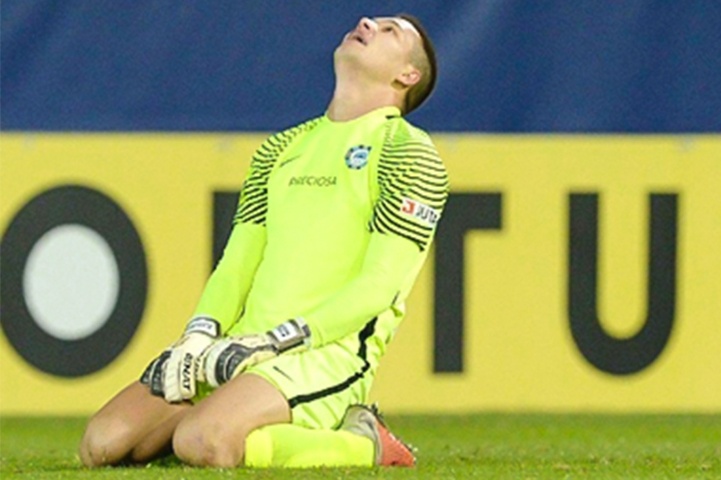 Bong doi xa, dap nguoi Filip Nguyen truoc khi bay vao luoi hinh anh