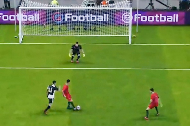 Le Ha Anh Tuan dieu khien Ronaldo nhuong ban thang cho dong doi hinh anh