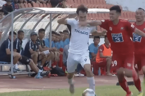 Van Toan solo tu san nha khien doi thu nga nhao hinh anh