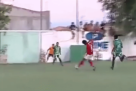 Cau be nhat bong bo chay sau khi len cuu thua cho doi nha hinh anh