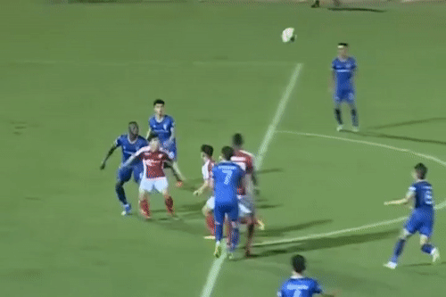 Cong Phuong dung nguc chuyen bong, tao co hoi cho dong doi hinh anh