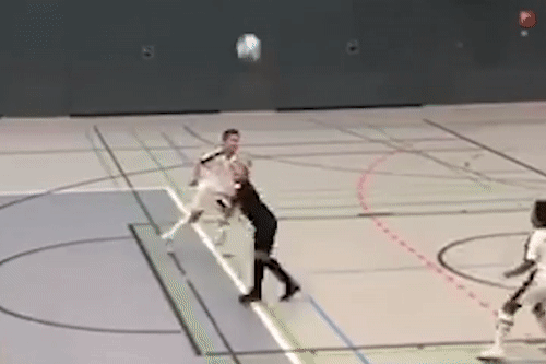 Tuyet pham do bong bang got cua tai nang nhi futsal hinh anh