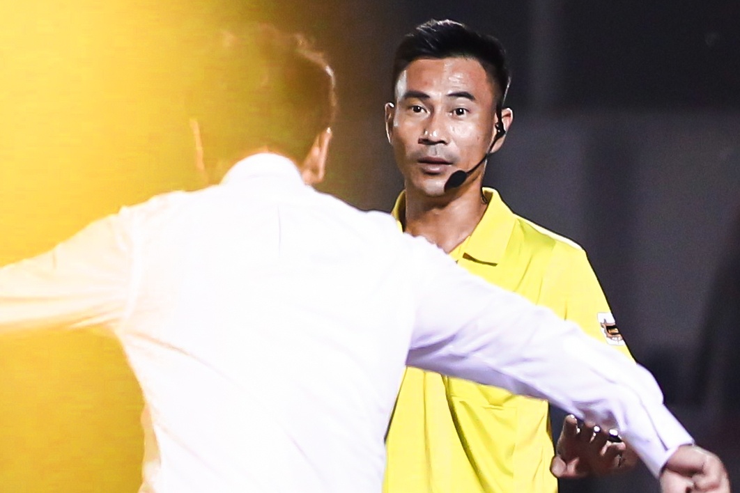 Hang loat sai lam va quyet dinh tranh cai cua trong tai V.League hinh anh