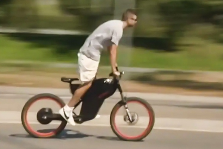 Bao ve bat cuoi khi Pique dap xe di lam hinh anh