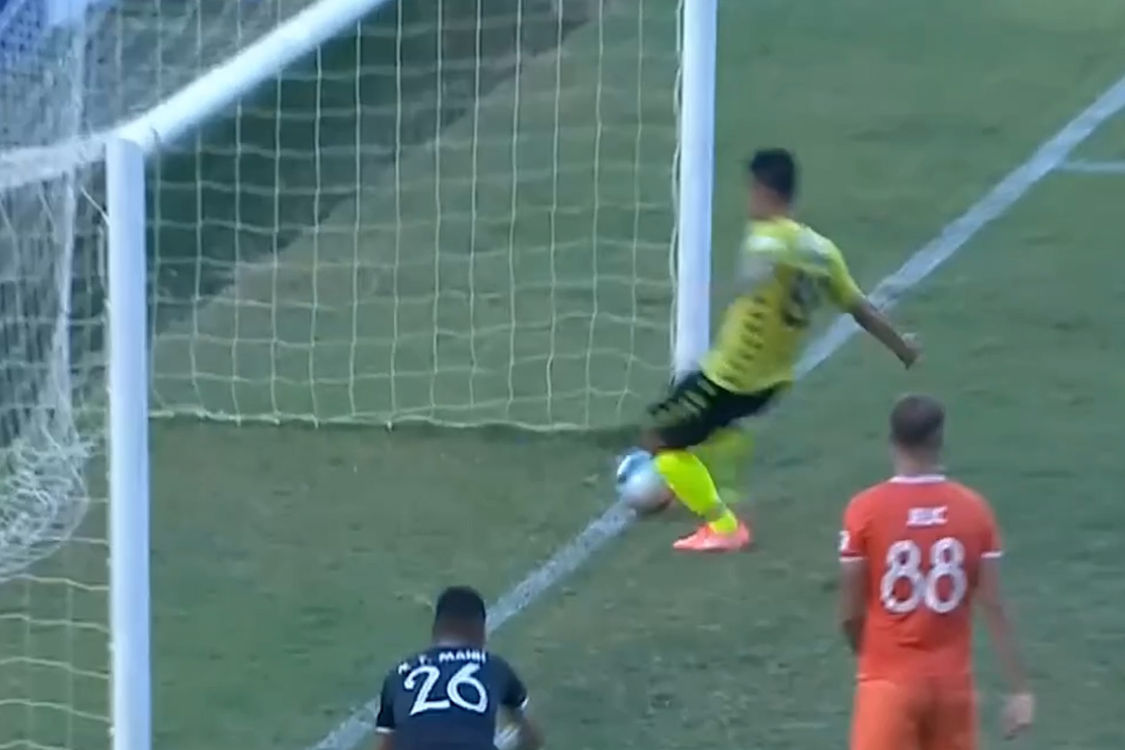 Hung Dung ghi ban o cu ly sat vach voi hinh anh