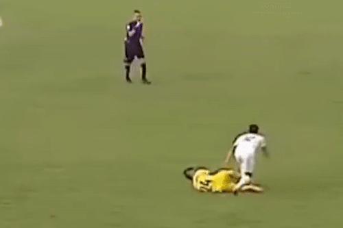 Cau thu Khanh Hoa dap dui doi thu ngay truoc mat trong tai hinh anh